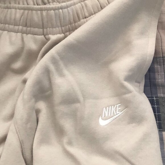 Cream Nike sweatpants with elastic waistband - Picture 4 of 6